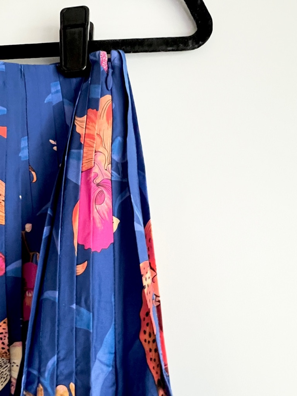 FARM Rio Blue Floral Pintuck Midi Skirt Size Medium NWT - Picture 9 of 16